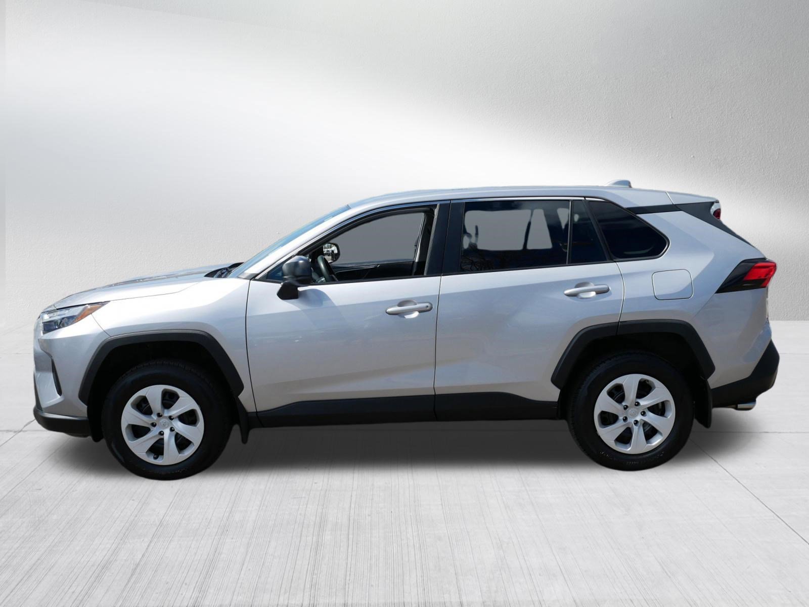 Used 2023 Toyota RAV4 LE AWD/4WD image 4
