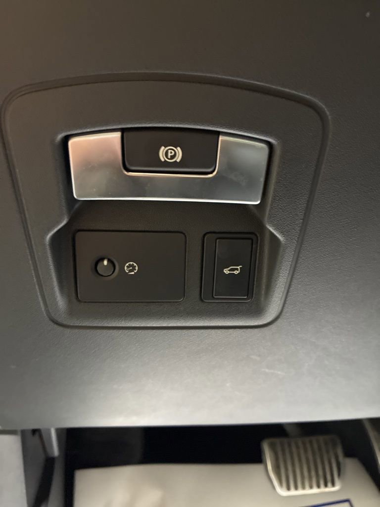 Used 2019 Land Rover Range Rover Velar R-Dynamic HSE image 14