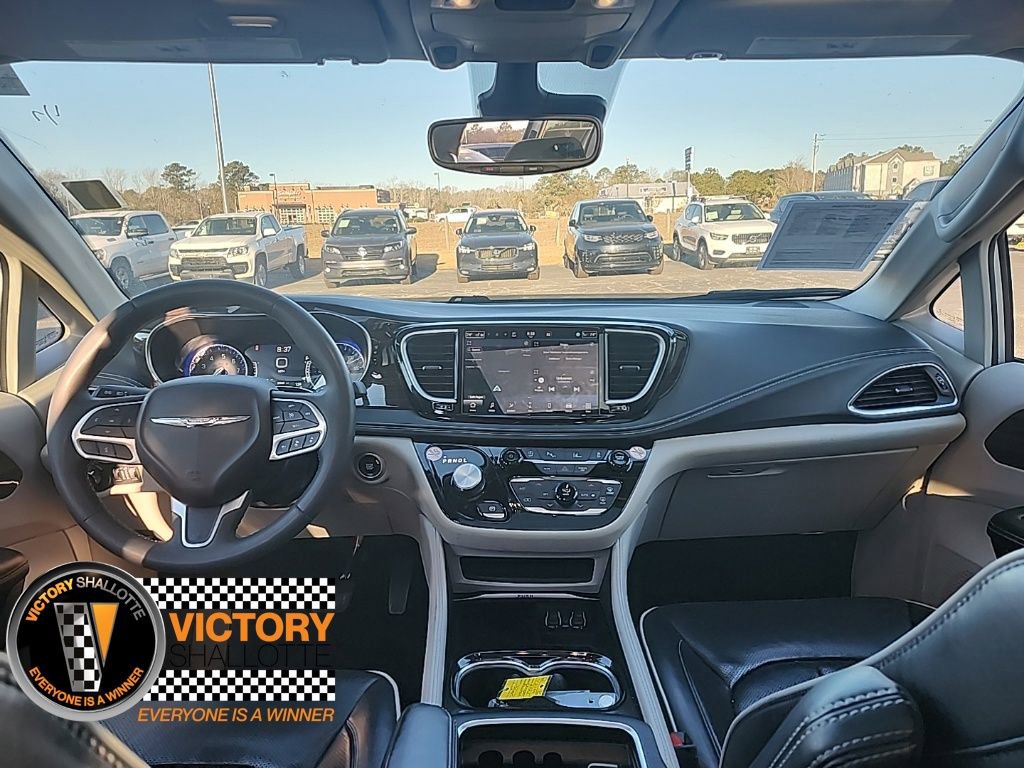 Certified 2023 Chrysler Pacifica Limited image 3