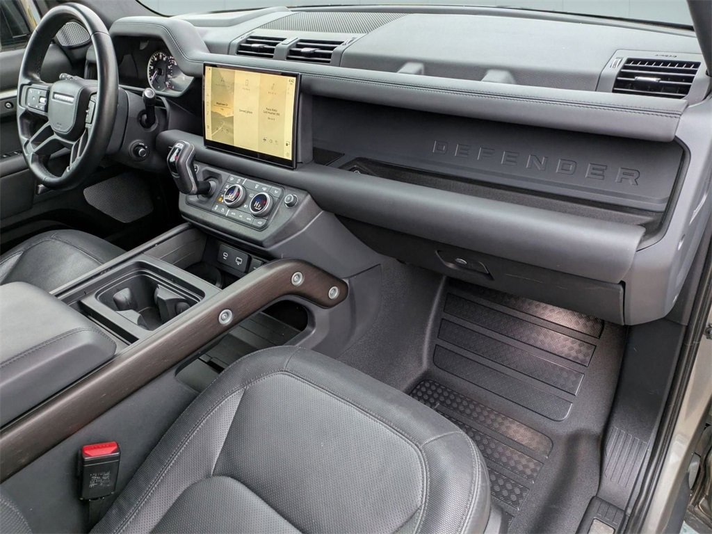 Used 2023 Land Rover Defender 130 X-Dynamic SE image 6