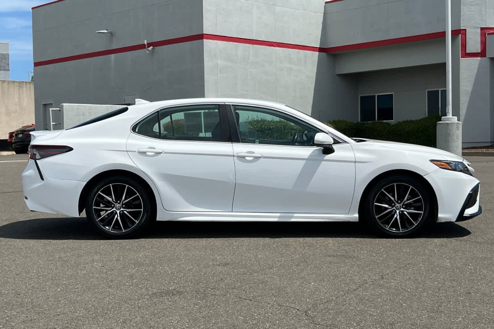 Used 2021 Toyota Camry SE FWD image 6