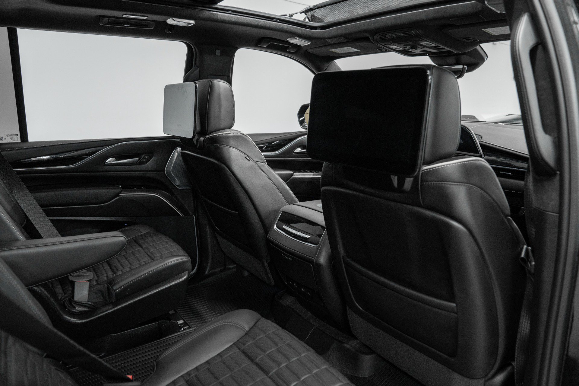 Used 2024 Cadillac Escalade ESV V w/ LPO, Floor Liner Package AWD/4WD image 31