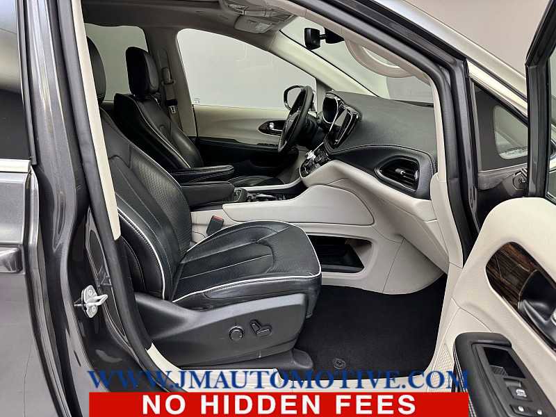 Used 2023 Chrysler Pacifica Limited image 22