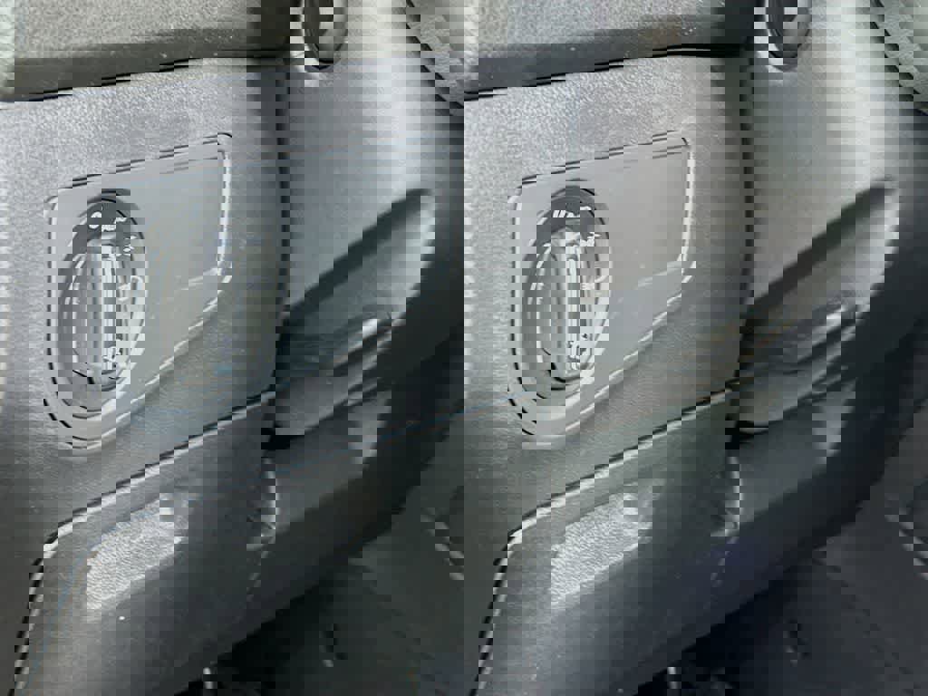 Used 2023 Volkswagen Tiguan SE R-Line image 28