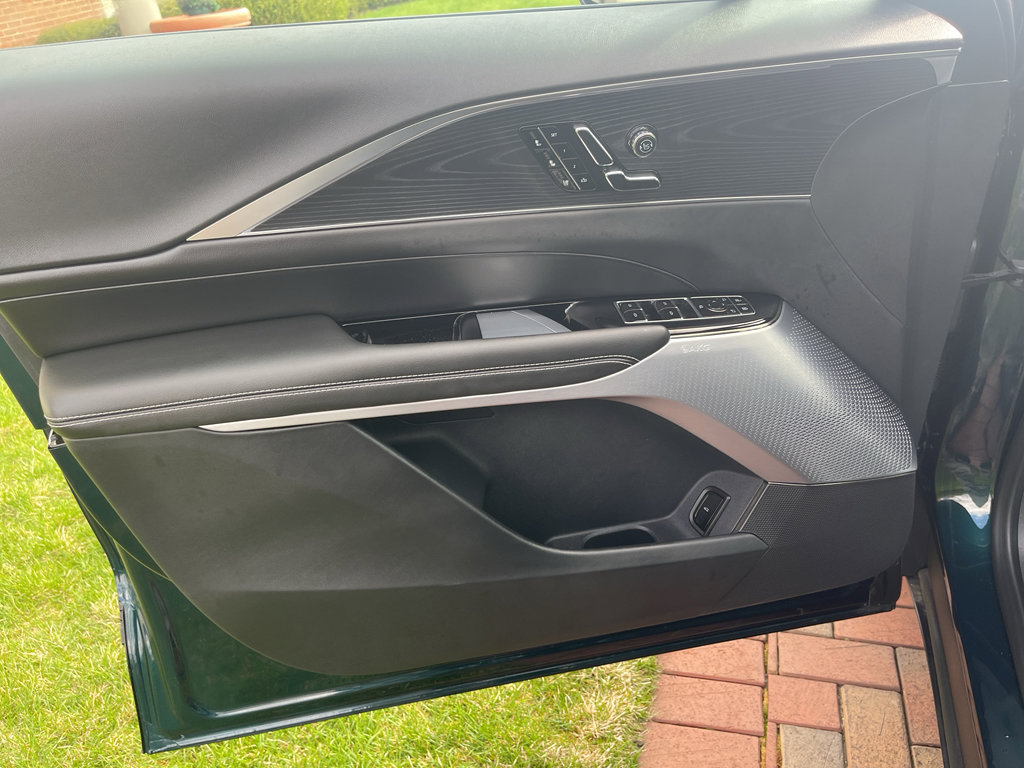 Used 2025 Cadillac Lyriq Luxury w/ LPO, Floor Liner Package AWD/4WD image 21