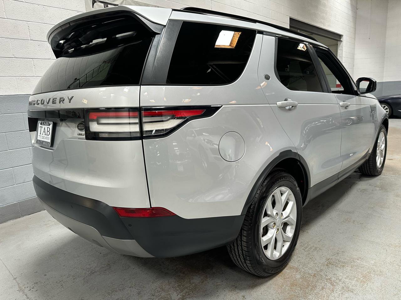 Used 2018 Land Rover Discovery SE AWD/4WD image 3