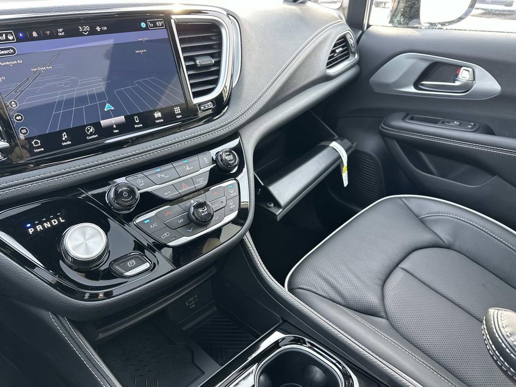New 2026 Chrysler Pacifica Limited w/ S Appearance Package image 18