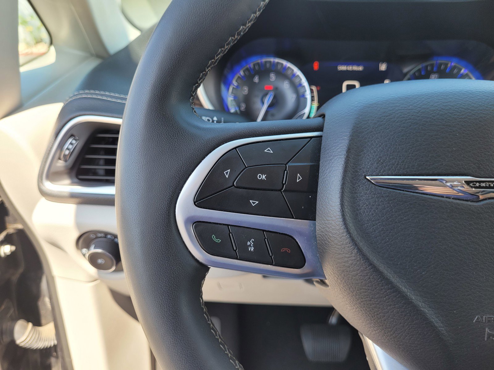 Used 2023 Chrysler Pacifica Limited image 22