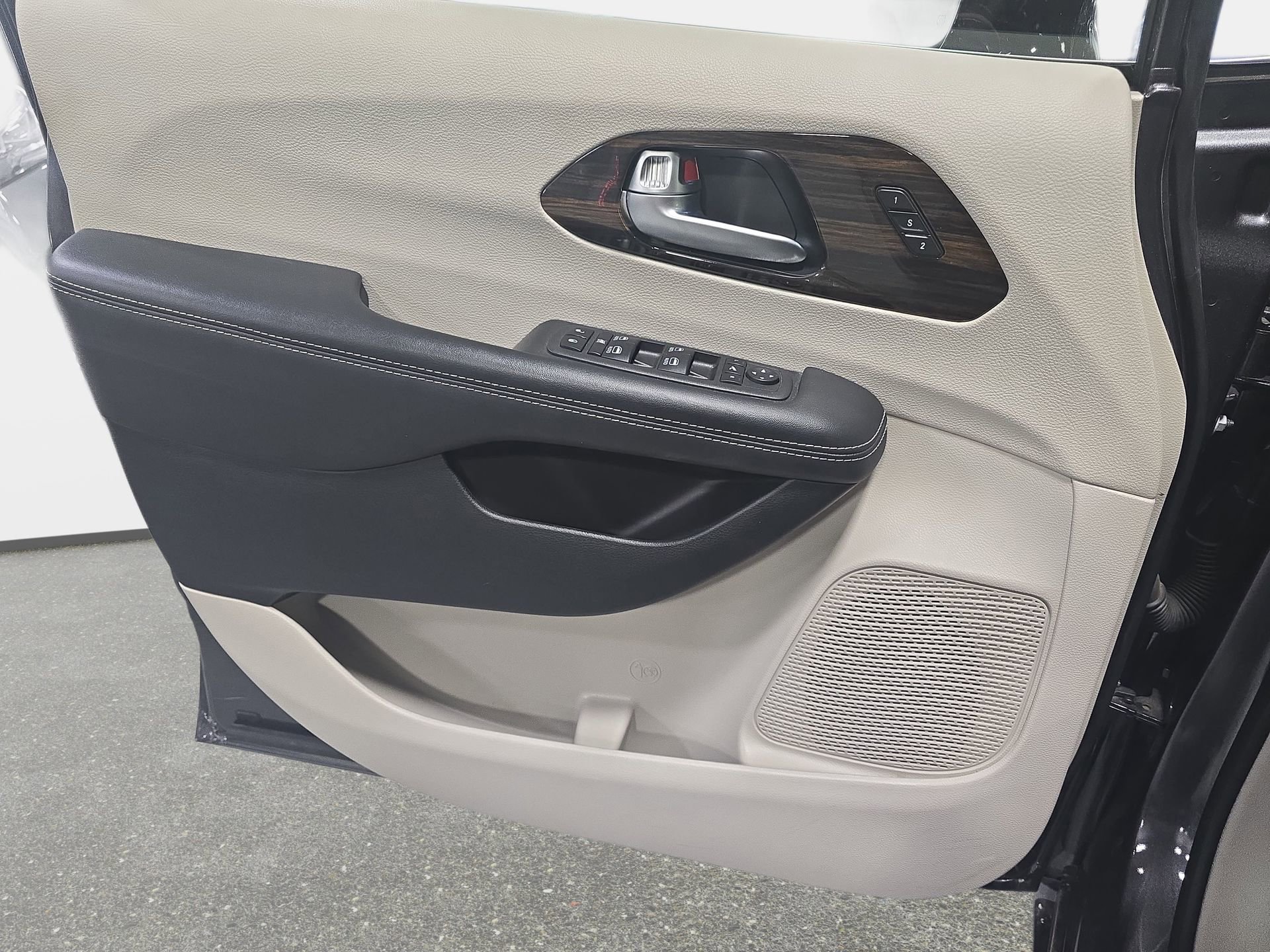 Used 2023 Chrysler Pacifica Limited image 25