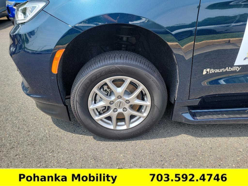 Used 2025 Chrysler Pacifica Select image 32
