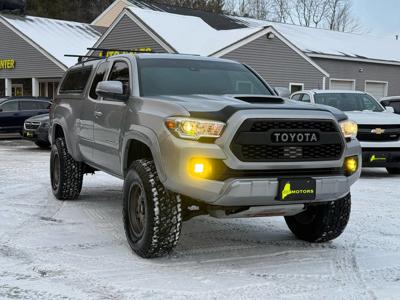Used 2018 Toyota Tacoma TRD Sport w/ Technology Package image 2