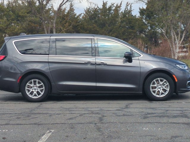Used 2023 Chrysler Pacifica Touring-L image 4