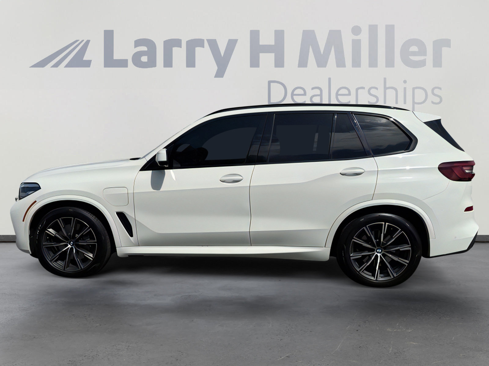 Used 2021 BMW X5 xDrive45e w/ M Sport Package image 3