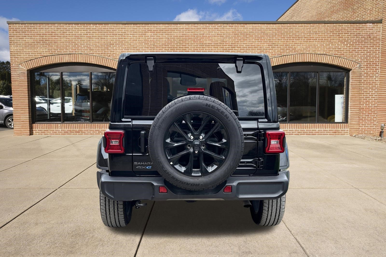 Used 2025 Jeep Wrangler Sahara image 7