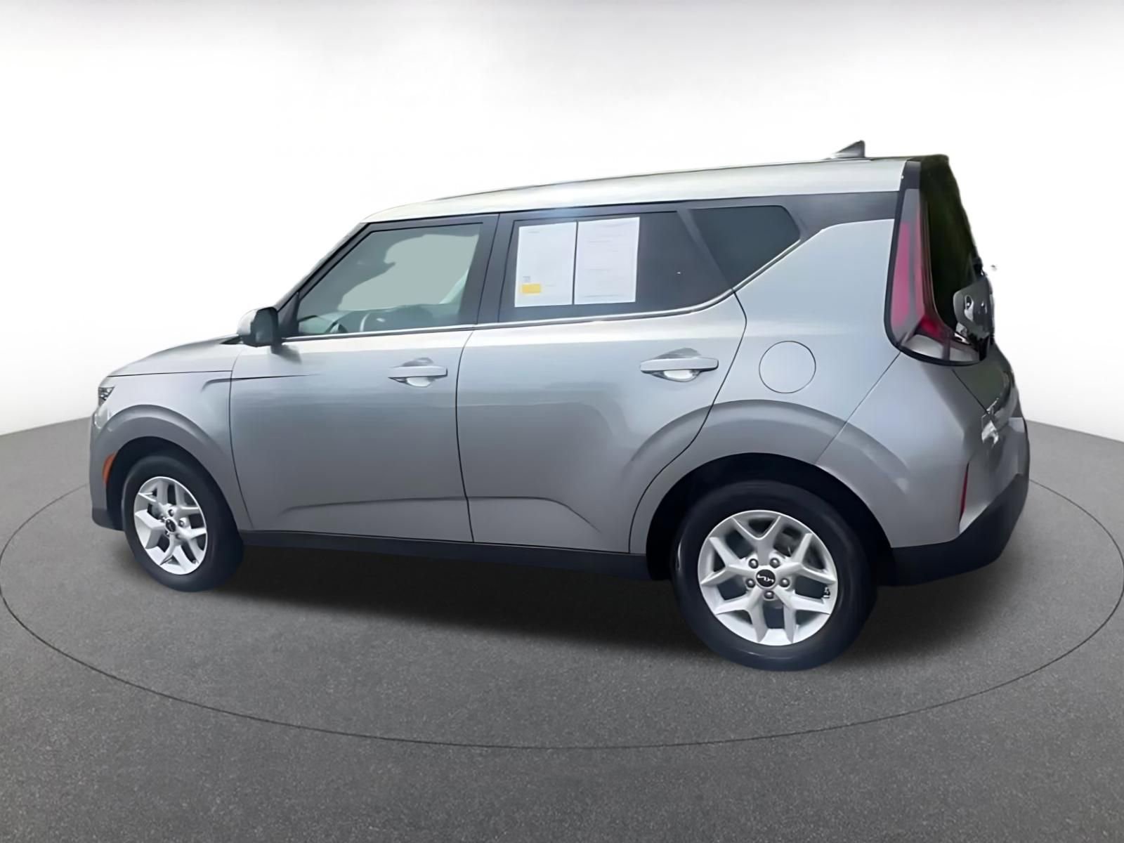 Used 2025 Kia Soul LX w/ LX Technology Package FWD image 10