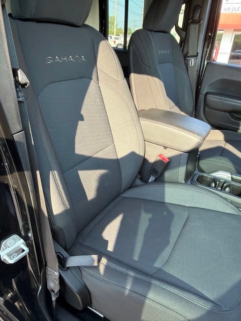 Used 2018 Jeep Wrangler Unlimited Sahara AWD/4WD image 24