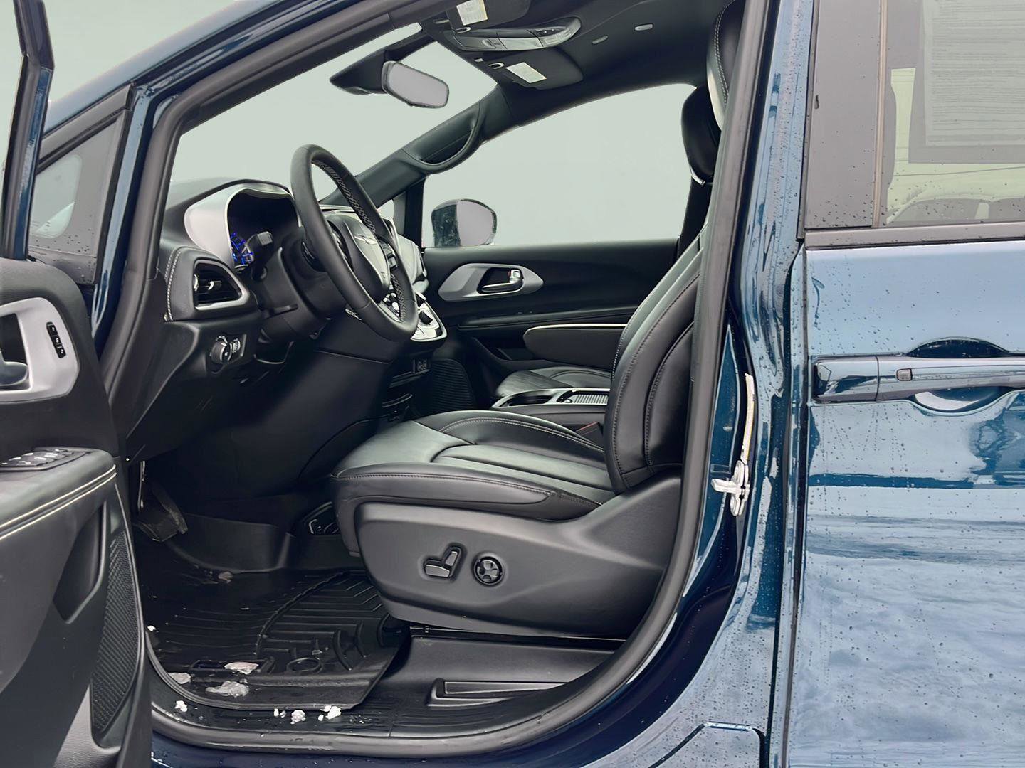 Used 2024 Chrysler Pacifica Limited image 24