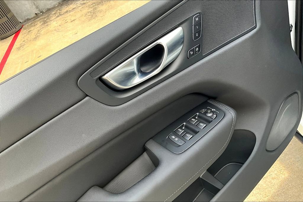 New 2026 Volvo XC60 B5 Core AWD/4WD image 18