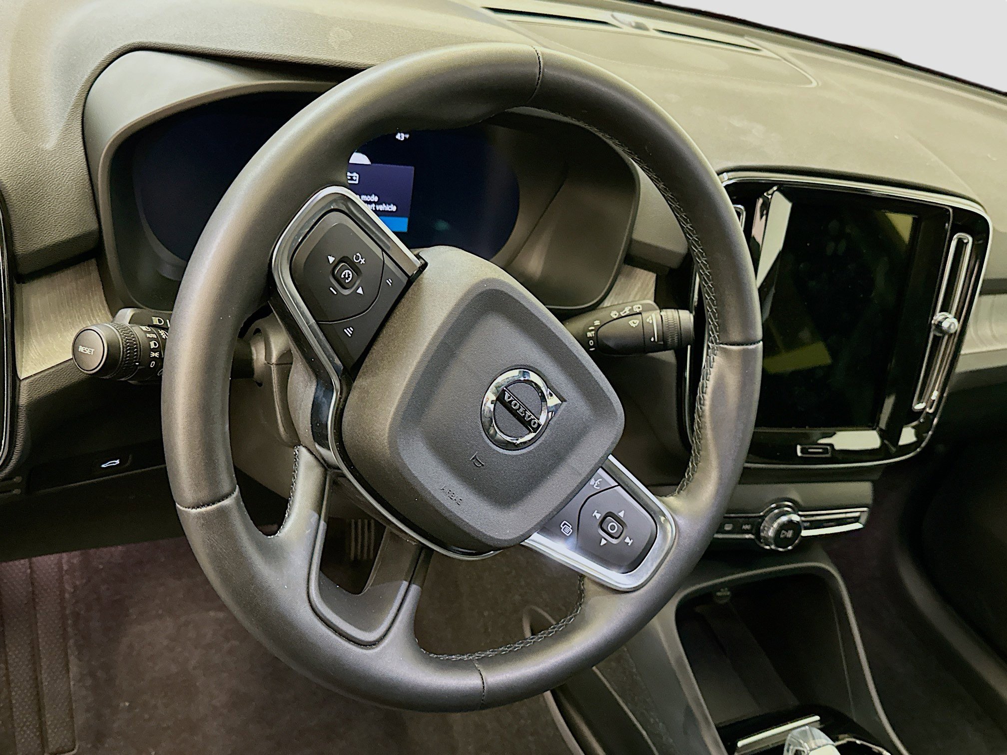 Used 2025 Volvo XC40 B5 Plus image 18