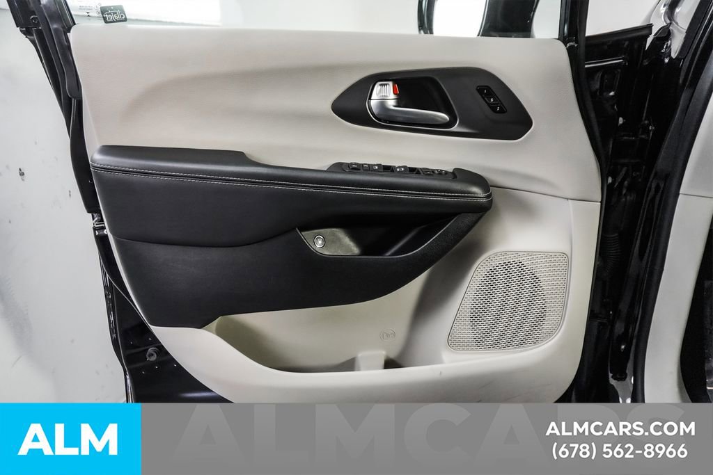 Used 2024 Chrysler Pacifica Select image 47
