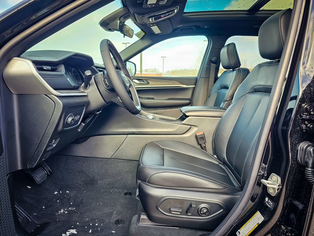 New 2025 Jeep Grand Cherokee L Limited w/ Black Appearance Package image 13