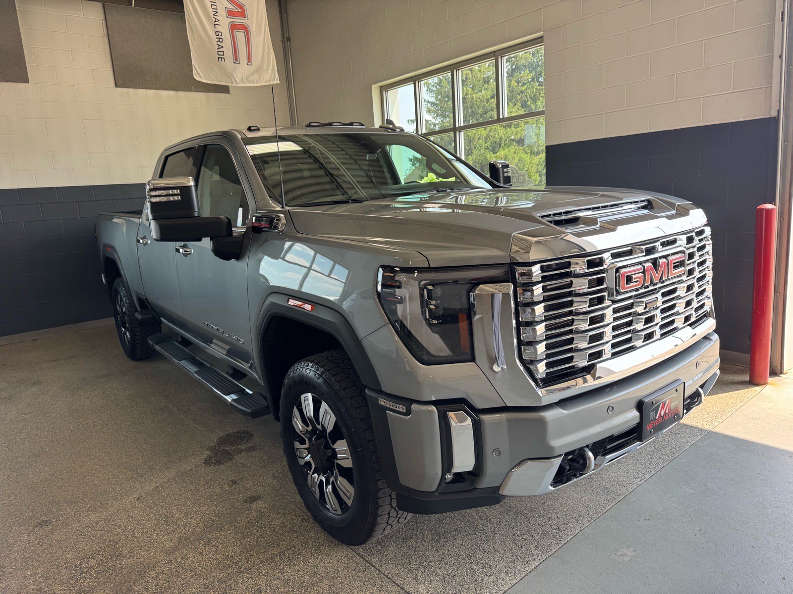 Used 2025 GMC Sierra 2500 Denali w/ Denali Reserve Package AWD/4WD image 3