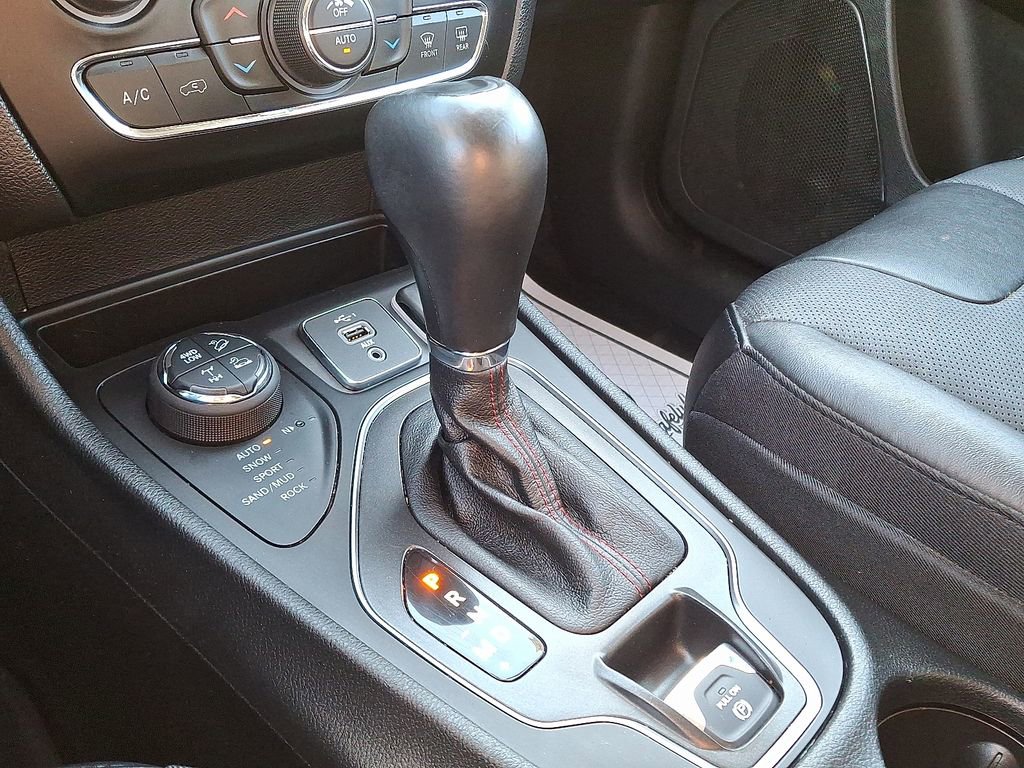 Used 2021 Jeep Cherokee Trailhawk w/ Premium Leather Package image 16