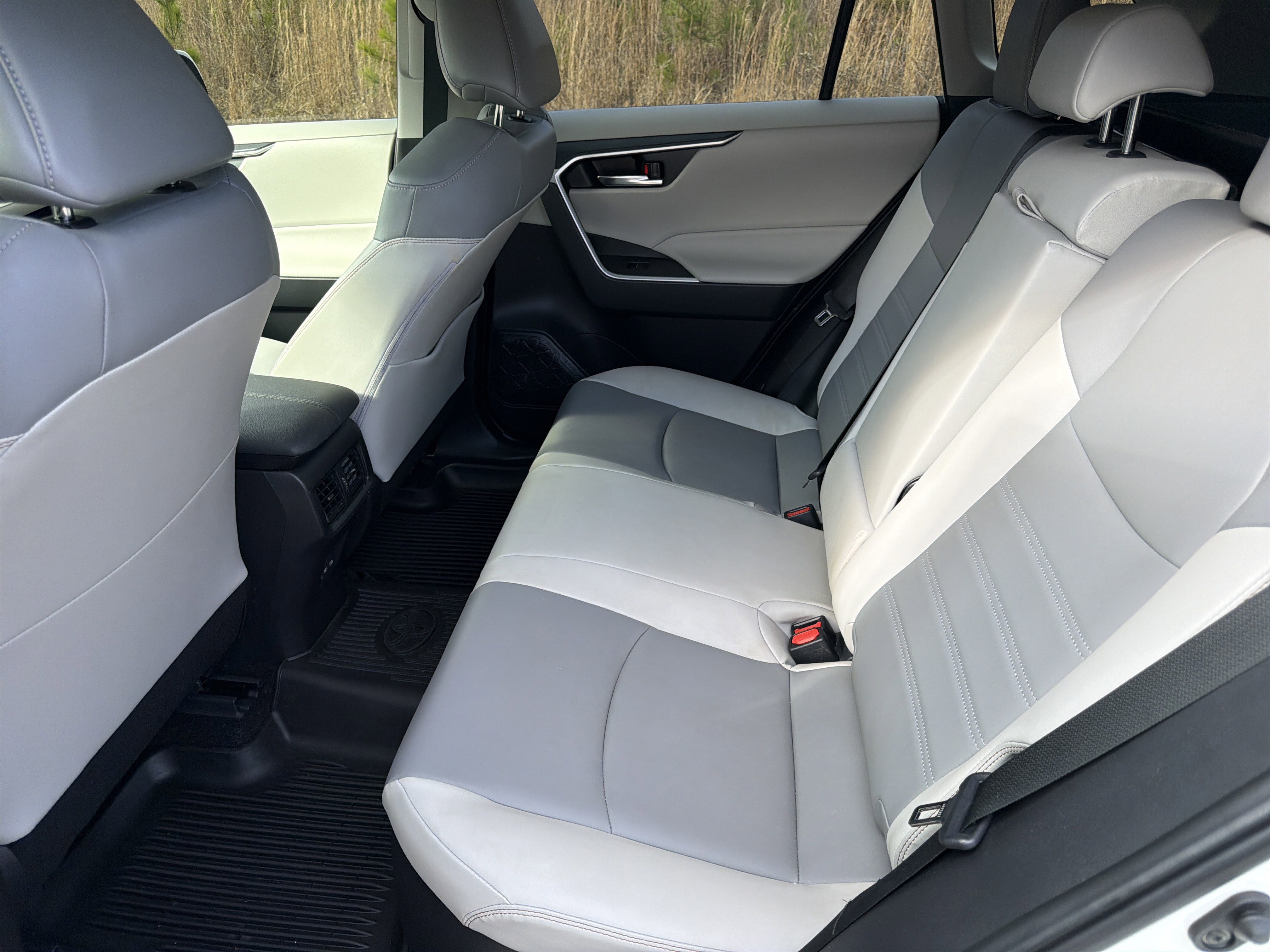 Used 2022 Toyota RAV4 XLE Premium image 22