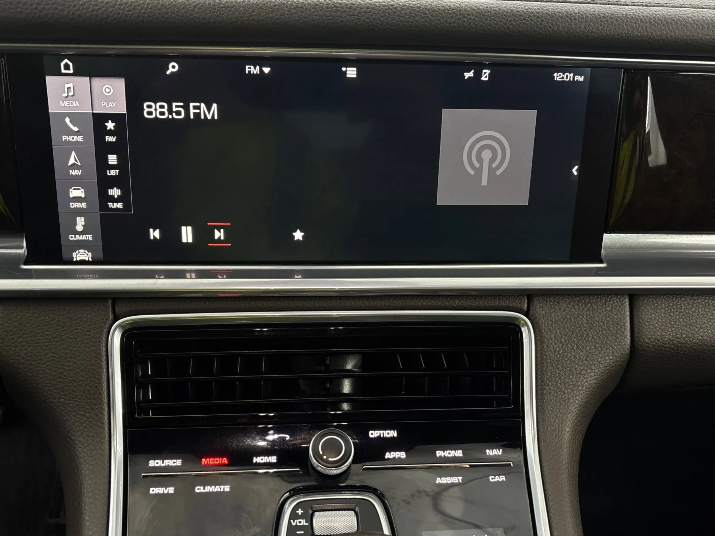 Used 2017 Porsche Panamera image 19