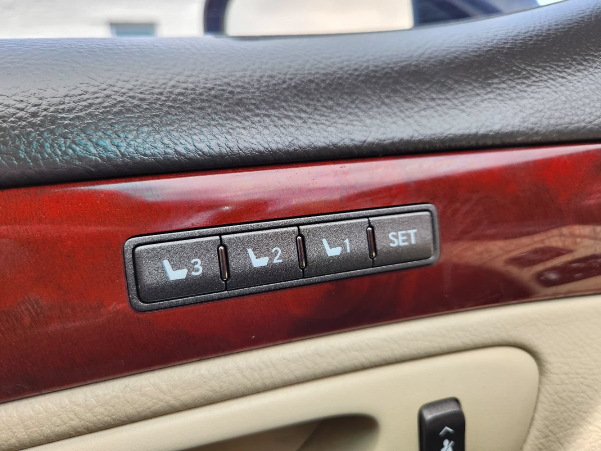 Used 2010 Lexus LS 460 RWD image 21