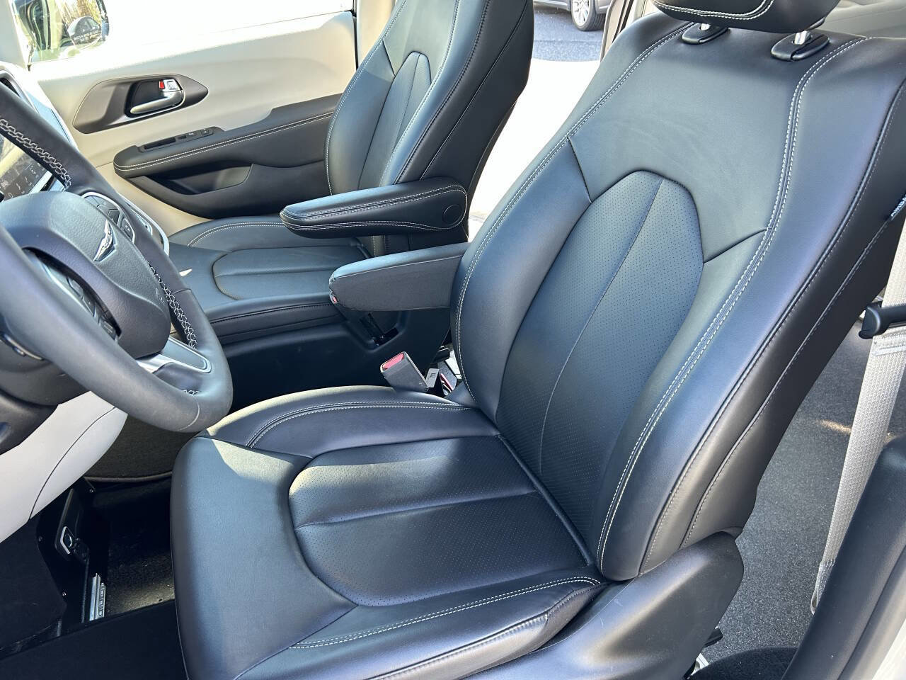 Used 2024 Chrysler Pacifica Touring-L image 18