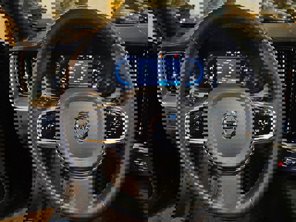 Certified 2025 Volvo XC60 B5 Ultra image 21