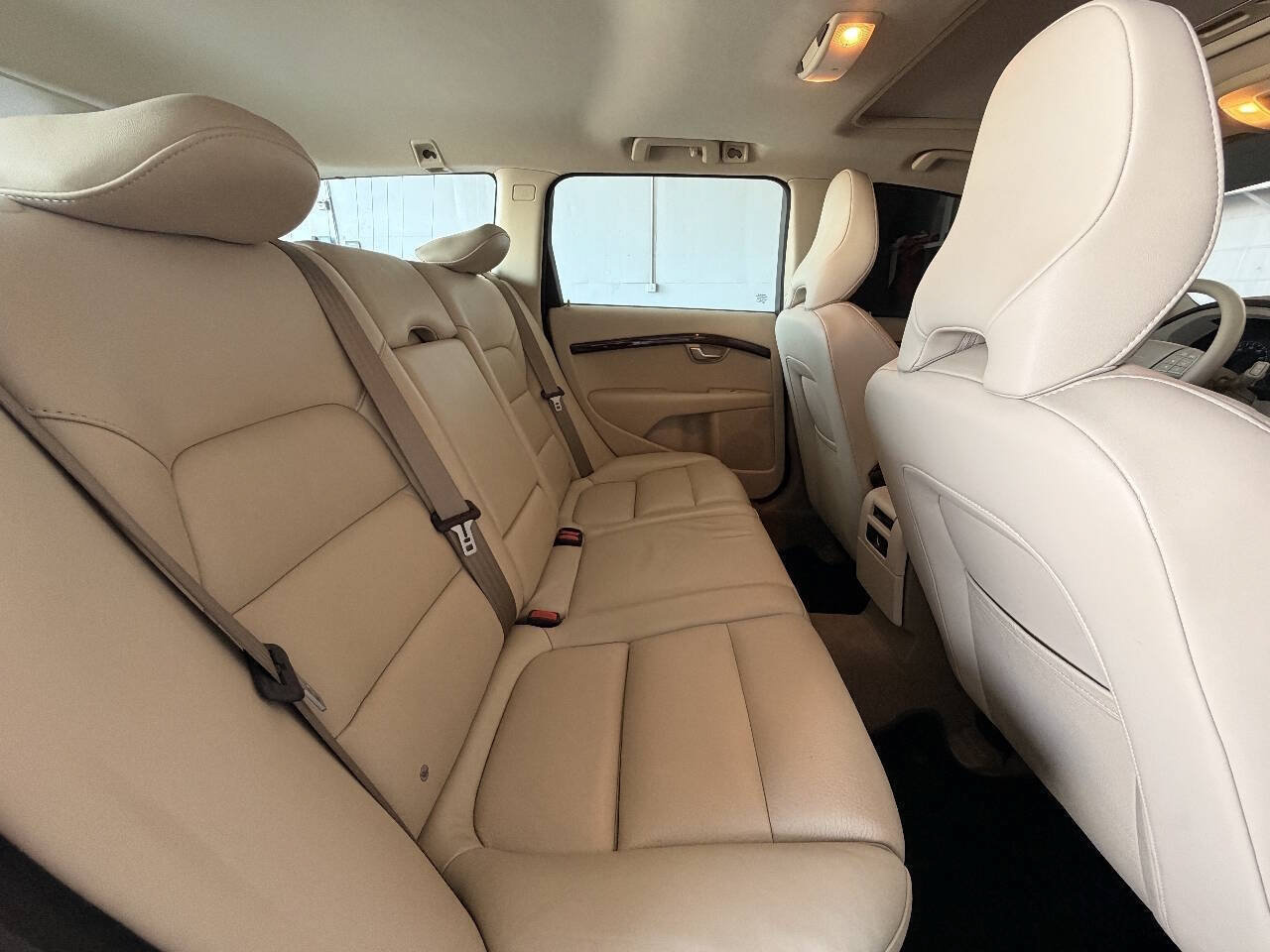 Used 2010 Volvo V70 FWD image 24