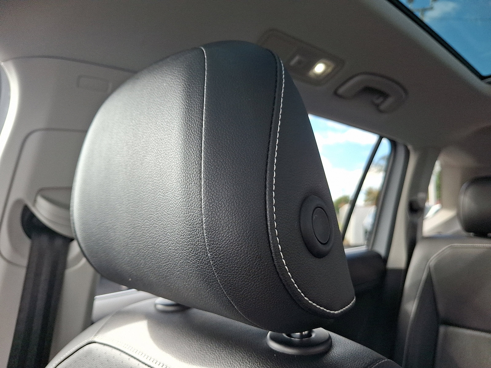 Certified 2021 Volkswagen Tiguan SE w/ Panoramic Sunroof Package image 13