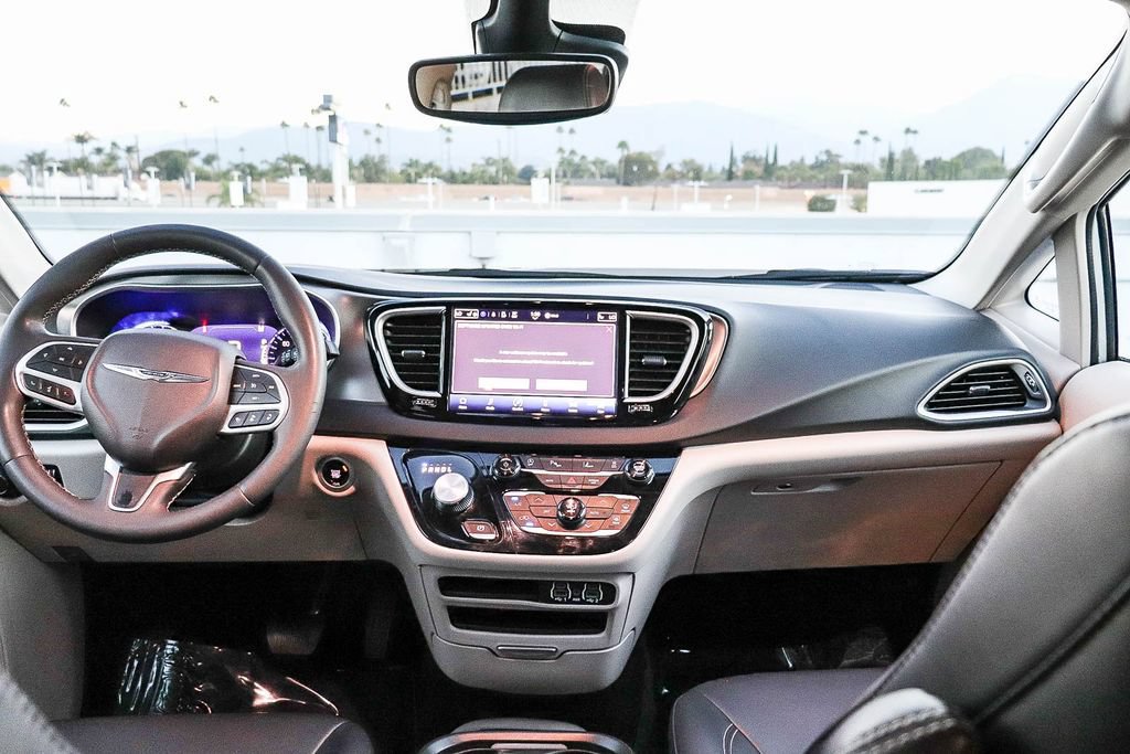 Used 2024 Chrysler Pacifica Touring-L FWD image 14