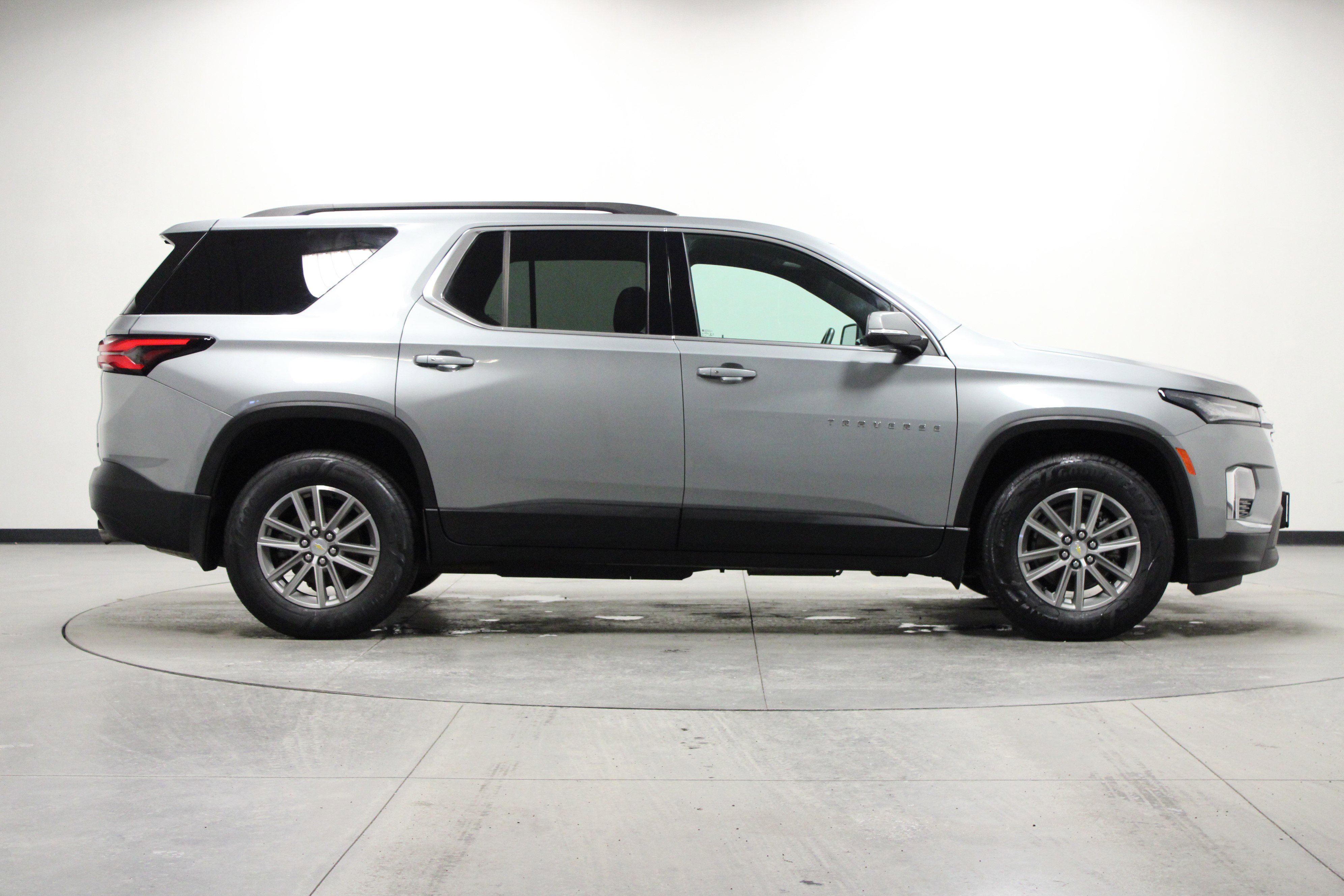 Used 2023 Chevrolet Traverse LT image 3