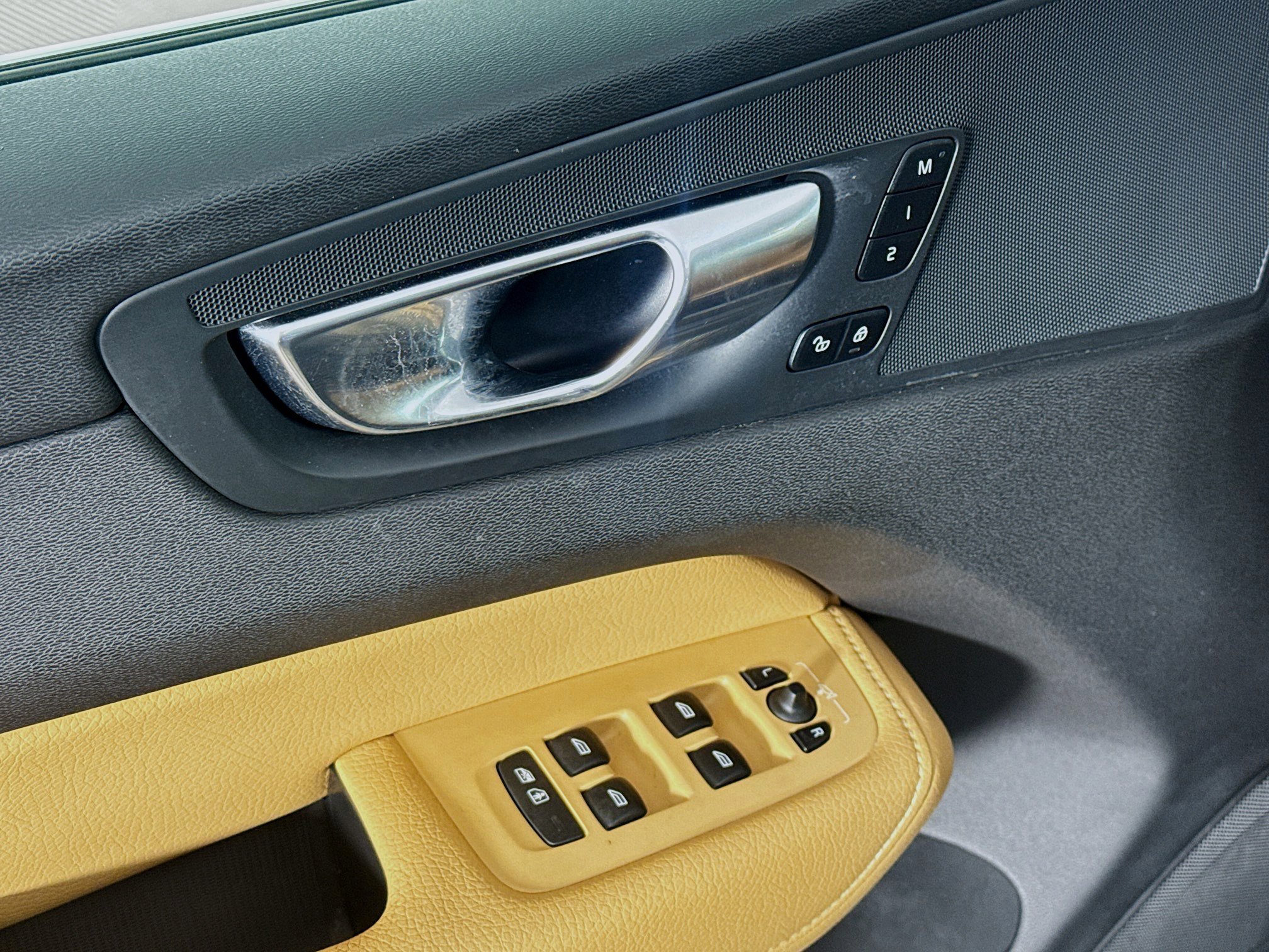 Used 2020 Volvo XC60 T6 Momentum image 24