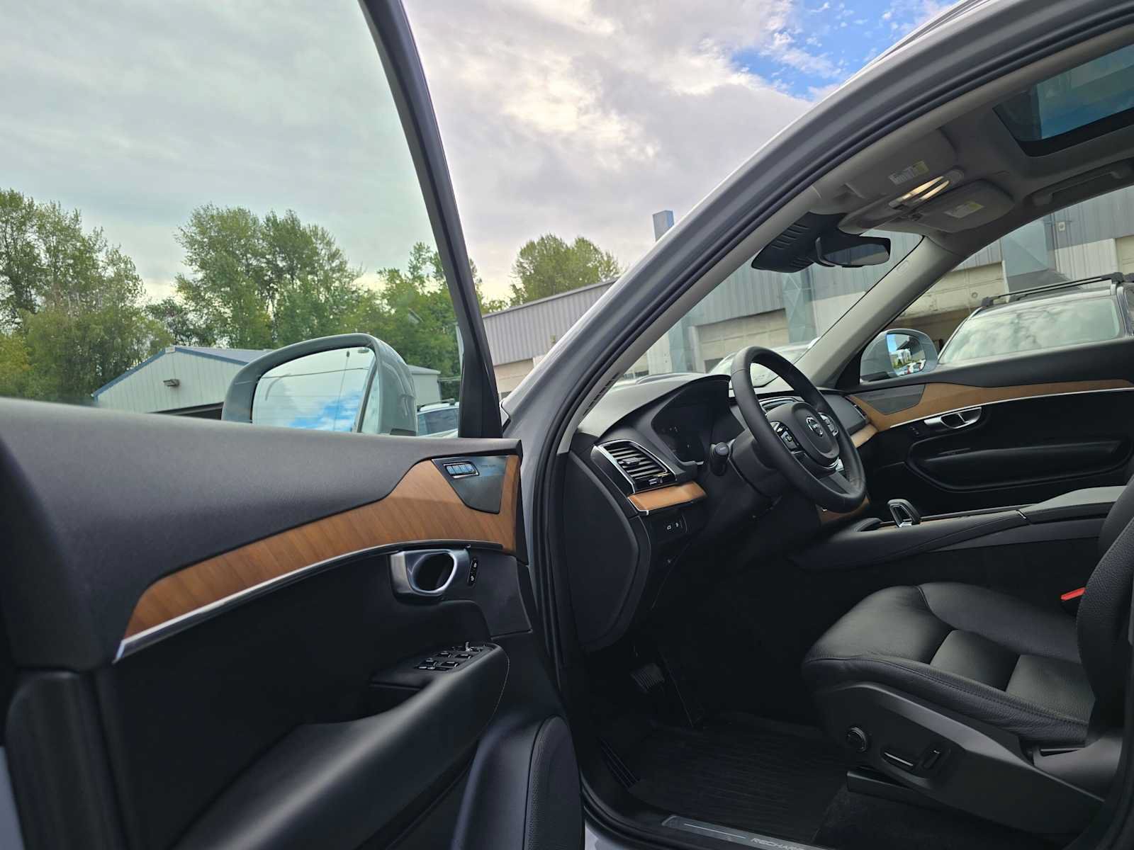 Used 2024 Volvo XC90 T8 Plus w/ Protection Package Premier AWD/4WD image 22