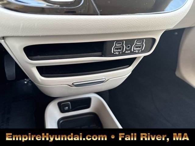 Used 2023 Chrysler Pacifica Touring-L image 25