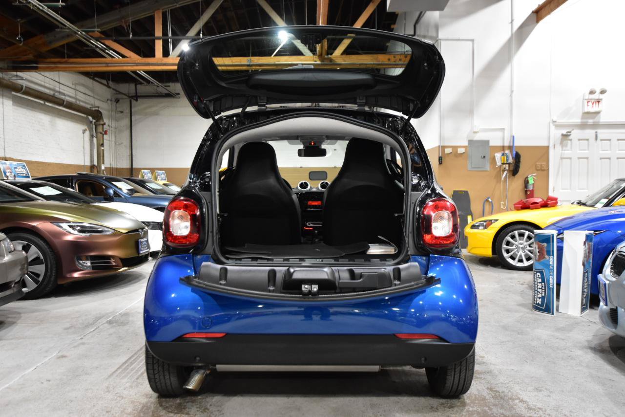 Used 2016 smart fortwo pure RWD image 26