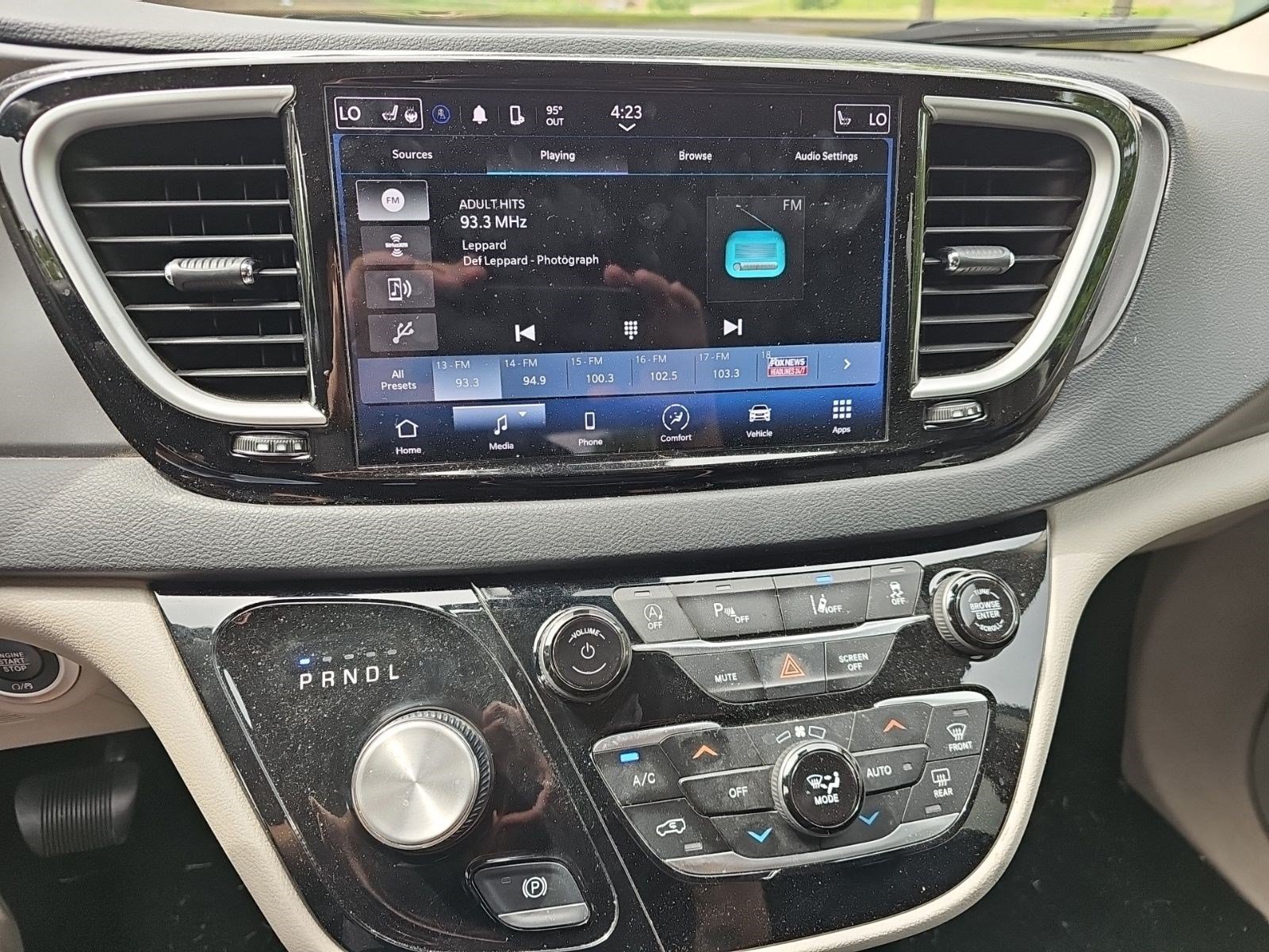 Used 2023 Chrysler Pacifica Touring-L FWD image 21