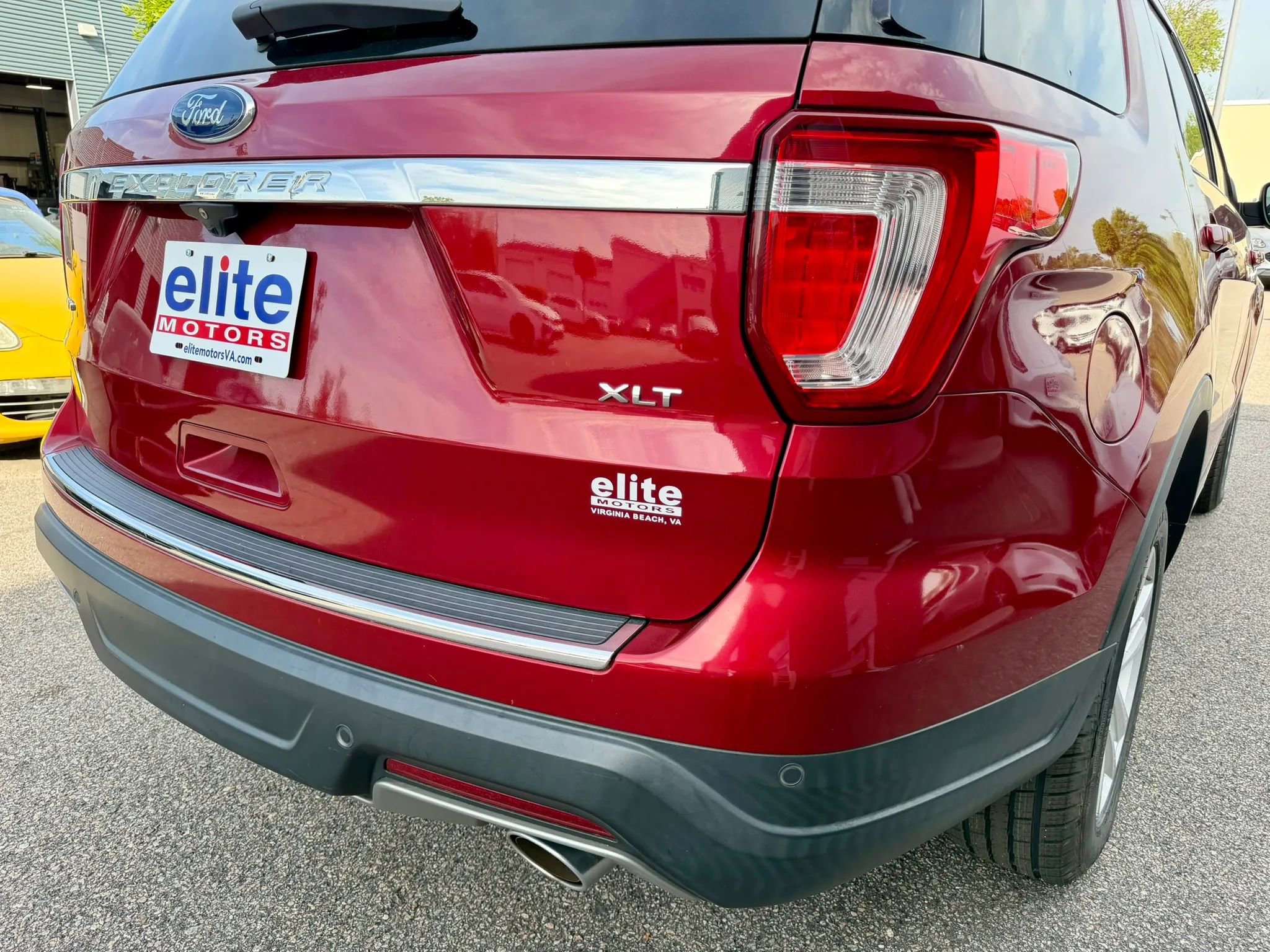 Used 2018 Ford Explorer XLT w/ Equipment Group 202A AWD/4WD image 14