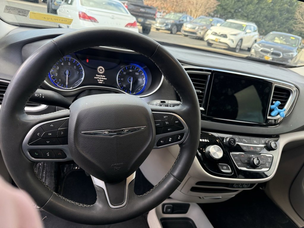 Used 2023 Chrysler Pacifica Touring-L image 10