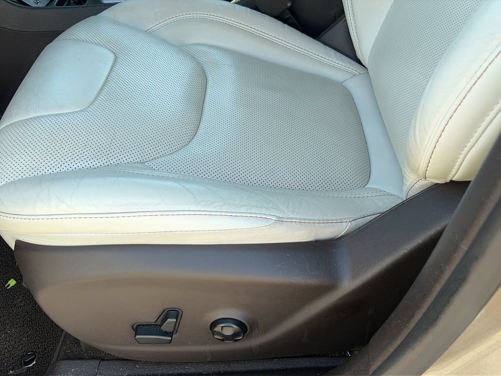 Used 2017 Jeep Cherokee Overland w/ Technology Group FWD image 16