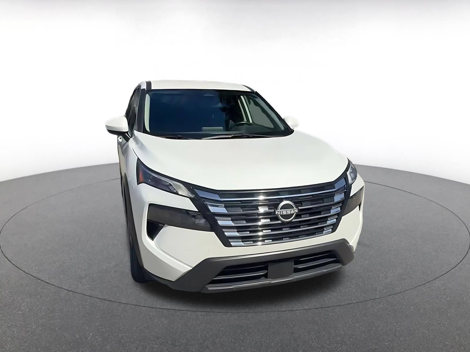 Used 2025 Nissan Rogue SV FWD image 2