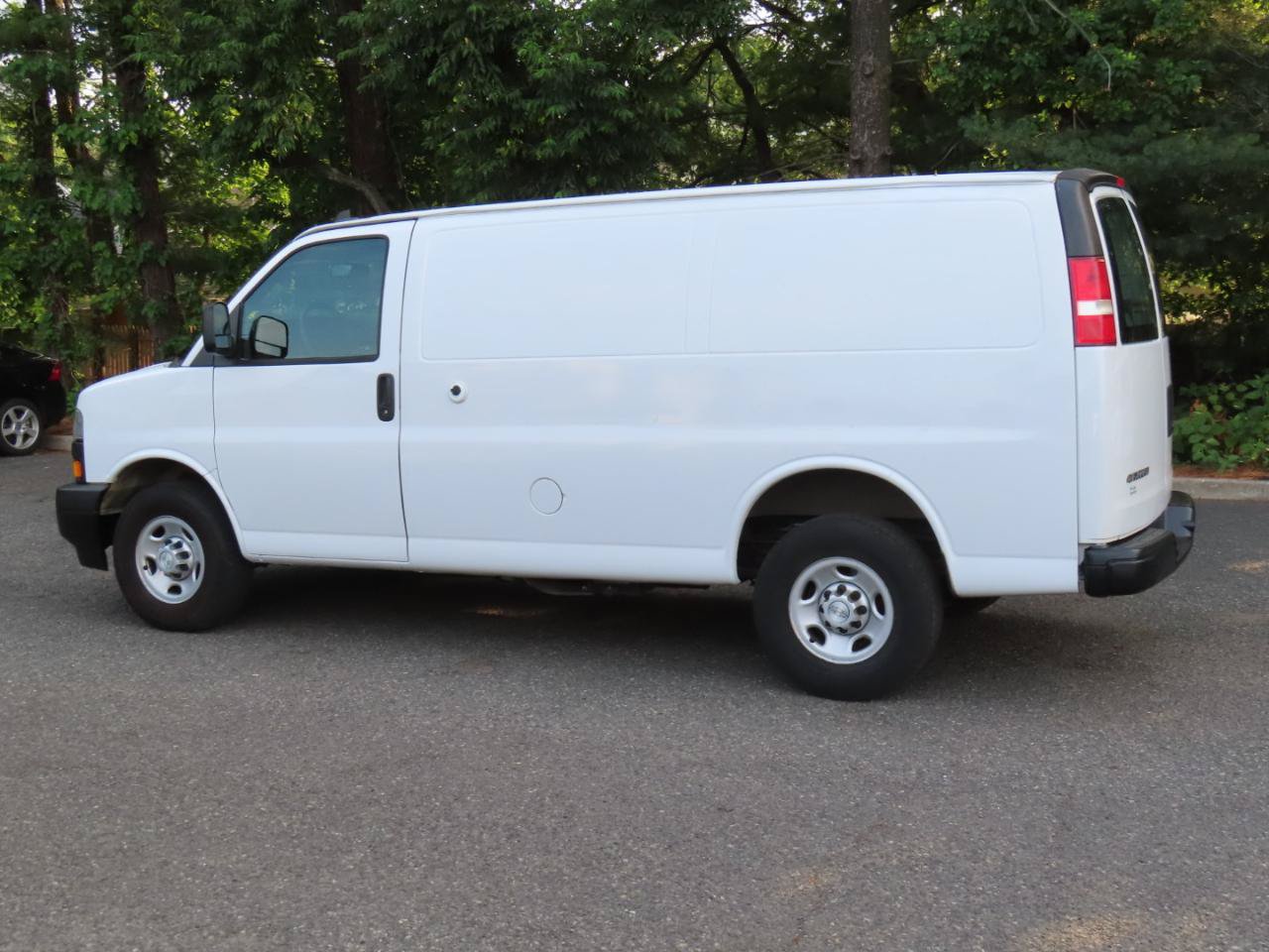 Used 2018 Chevrolet Express 2500 w/ Driver Convenience Package RWD image 2