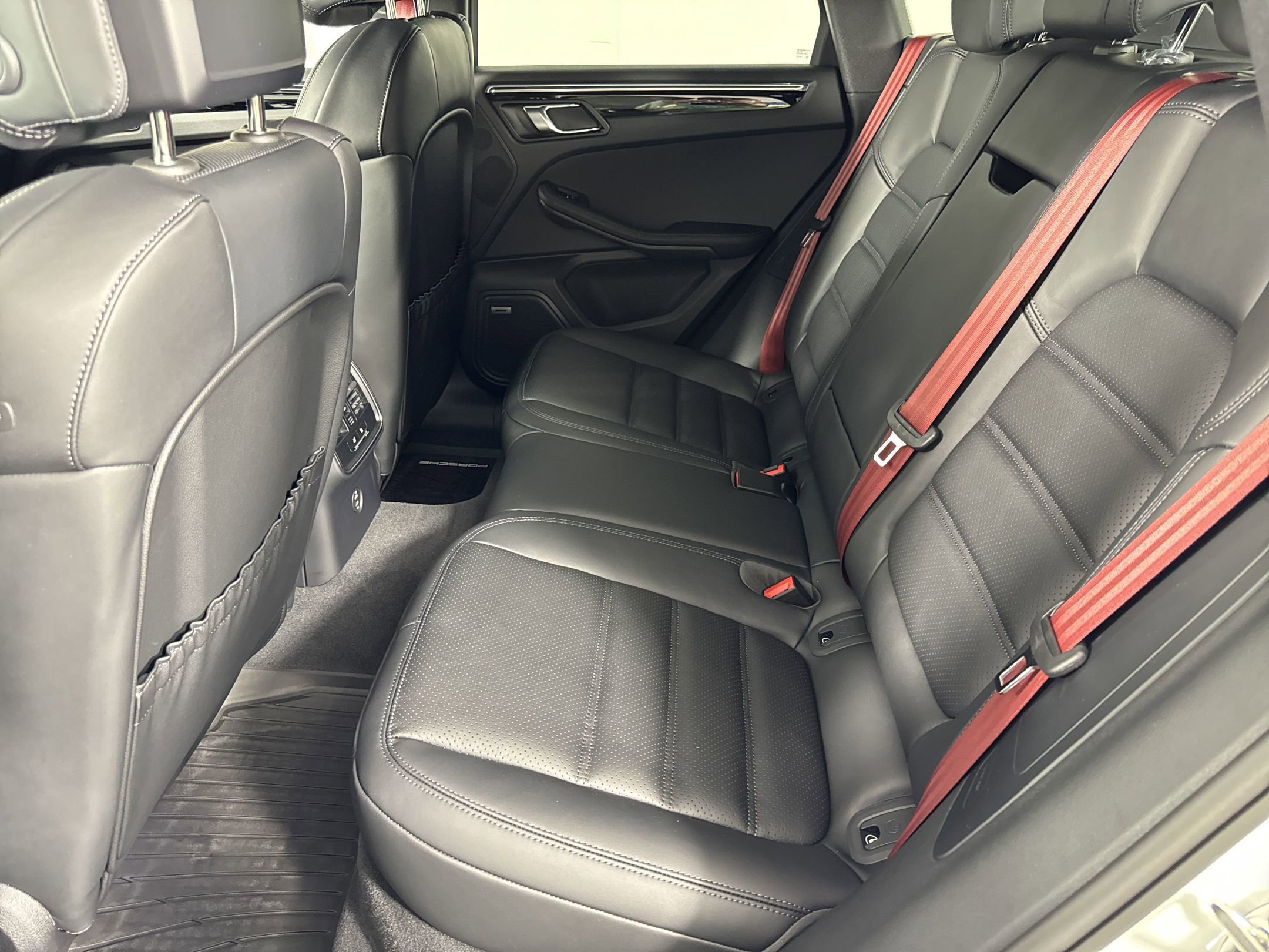 Used 2025 Porsche Macan image 15