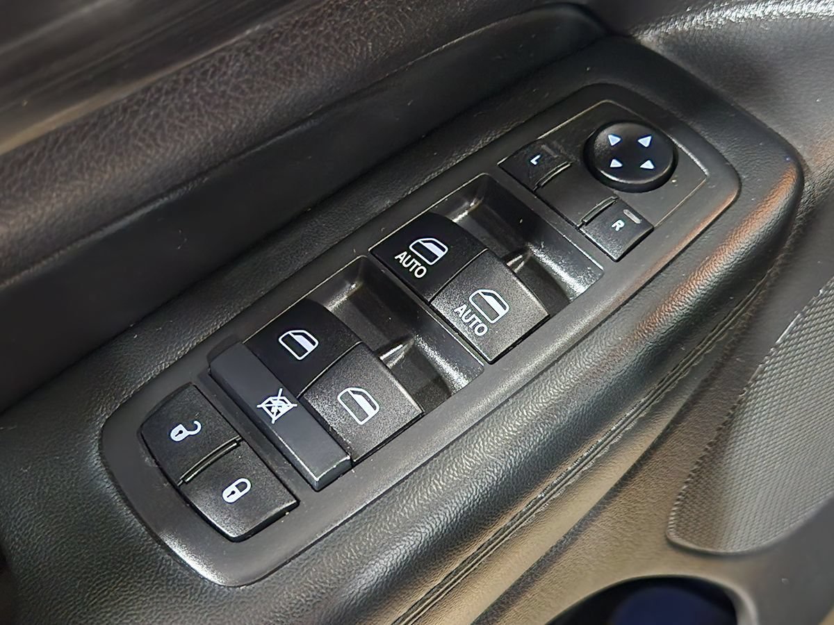 Used 2019 Jeep Grand Cherokee Laredo RWD image 42