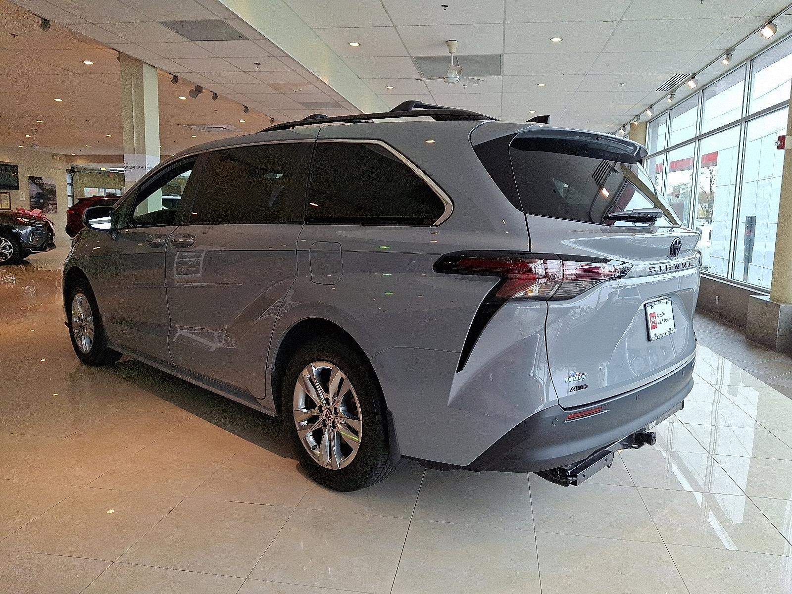 Certified 2023 Toyota Sienna XLE Woodland Edition image 5