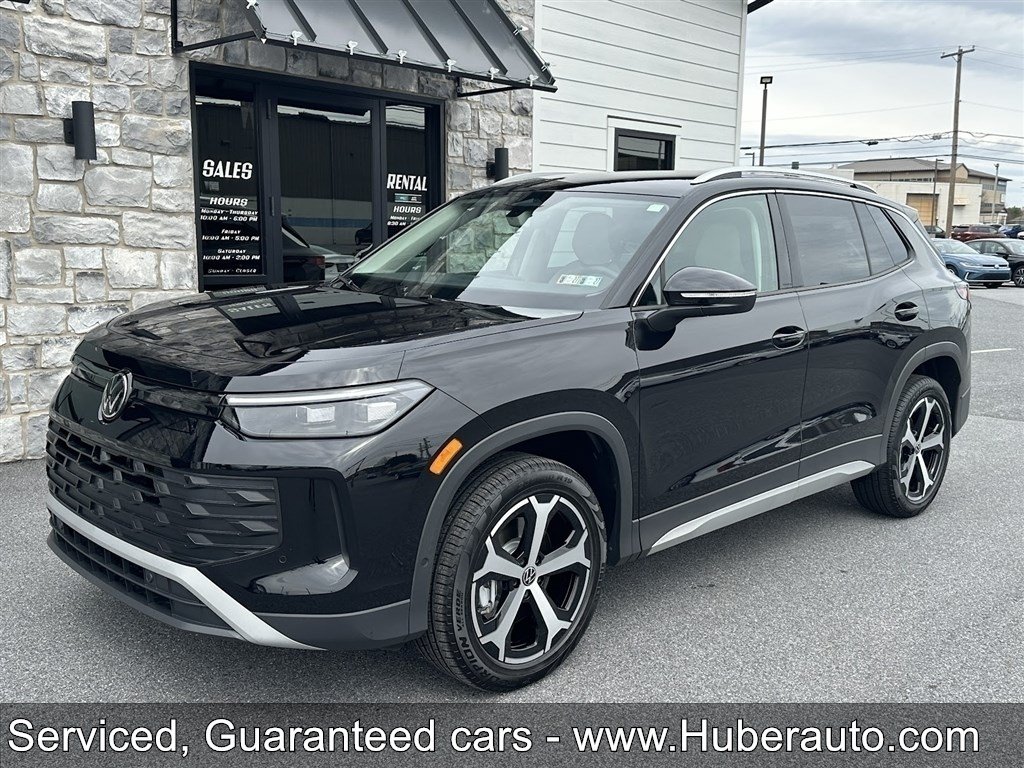 Used 2025 Volkswagen Tiguan SE AWD/4WD image 1